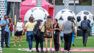 Menschen bei der Eröffnung des FIFA FanFest in Miami