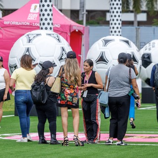 Menschen bei der Eröffnung des FIFA FanFest in Miami