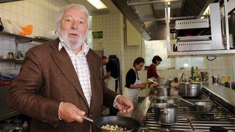 Wolfram Siebeck schreibt jahrzehntelang Gastro-Kritiken. 