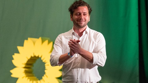 Mann vor Blume und grünem Grund