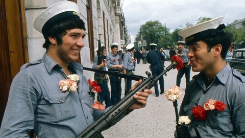Matrosen der portugiesischen Marine mit Gewehren, in deren Läufen Nelken stecken (1974).