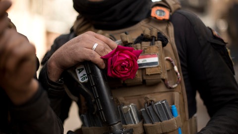 Blume an Uniform