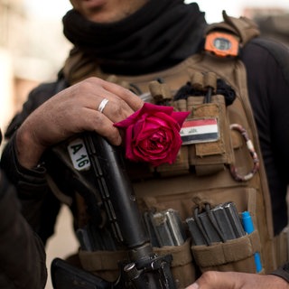 Blume an Uniform