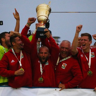 Die Spieler von Kárpátalja mit dem Pokal des Conifa Paddy Power World Football Cup 2018.