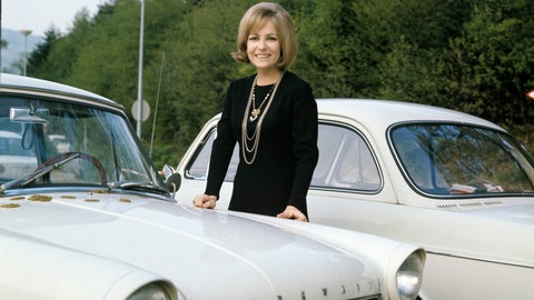 Dagmar Berghoff auf dem Parkplatz des Funkhauses in Baden-Baden