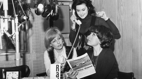 Dagmar Berghoff mit Ute Verhoolen und Sigi Harreis im Hörfunkstudio von SWF 3