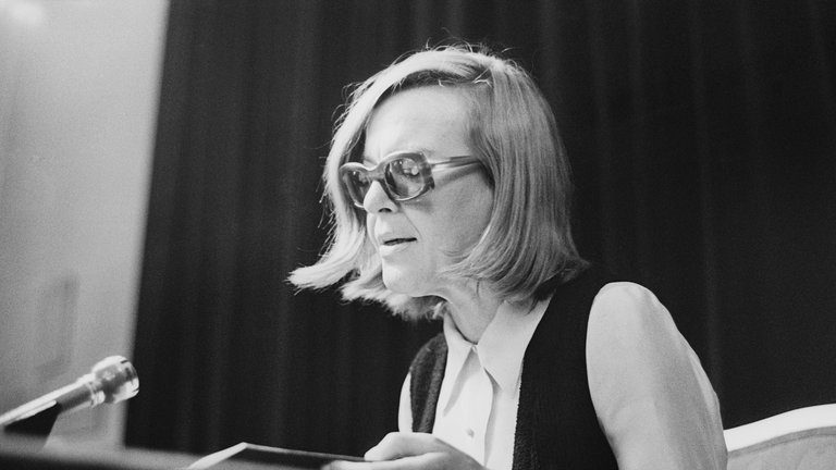 Die österreichische Schriftstellerin Ingeborg Bachmann bei einer Lesung.