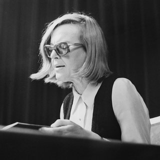 Die österreichische Schriftstellerin Ingeborg Bachmann bei einer Lesung.