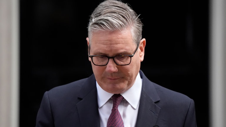 Der britische Premierminister Keir Starmer tritt vor die Presse. 