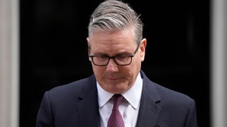 Der britische Premierminister Keir Starmer tritt vor die Presse. 