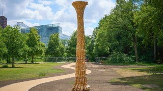 Das zwölf Tonnen schwere Mahnmal für die im Nationalsozialismus verfolgten und ermordeten Zeugen Jehovas im Berliner Tiergarten.