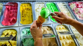 Verschiedene Eissorten sind in einem Eisladen zu sehen.