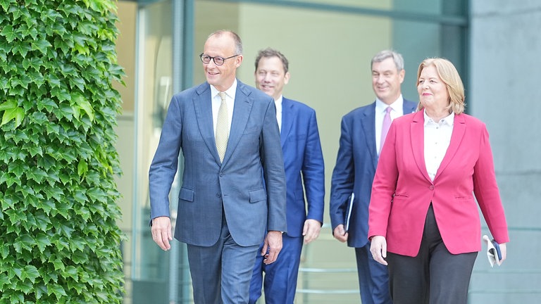 Bundeskanzler Friedrich Merz (CDU, l-r), Lars Klingbeil (SPD), Bundesminister der Finanzen, Markus Söder (CSU), Ministerpräsident von Bayern und CSU Vorsitzender, und Bärbel Bas (SPD), Bundesministerin für Arbeit und Soziales, kommen zur Pressekonferenz nach der Sitzung des Koalitionsausschusses 