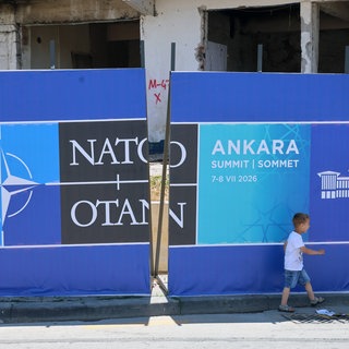Ein Kind geht an einer Werbetafel für den NATO-Gipfel in Ankara vorbei.