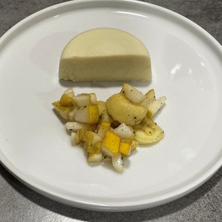 Aromatischer Kamillenpudding mit Obstsalat