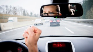 Frau ärgert sich während der Autofahrt
