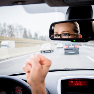 Frau ärgert sich während der Autofahrt