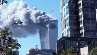 Rauch steigt aus einem Turm des World Trade Centers nach dem Terroranschlag am 11. September 2001.