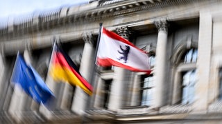Flaggen wehen vor Abgeordnetenhaus in Berlin.