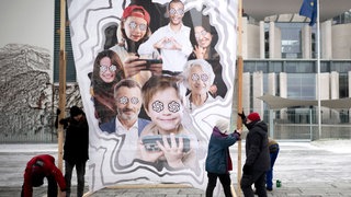 Plakat vor dem Kanzleramt: Aktivisten warnen vor Gefahren, die durch die KI entstehen können.