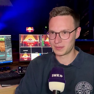 Messdiener vor dem Computer