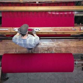 Roter Teppich wird in der Eifel mit Webstühlen fast wie vor 100 Jahren gewebt