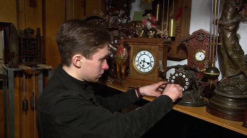 Lucas Rupprecht aus Eisenbach im Schwarzwald repariert Kuckucksuhren.
