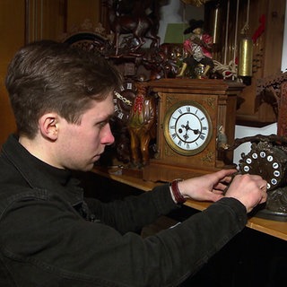 Lucas Rupprecht aus Eisenbach im Schwarzwald repariert Kuckucksuhren.