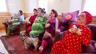 Alraune zieht mit ihren menschengroßen Puppen um