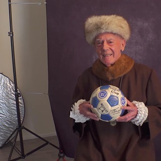 Ein älterer Herr posiert für die Kamera von Mathias Misch