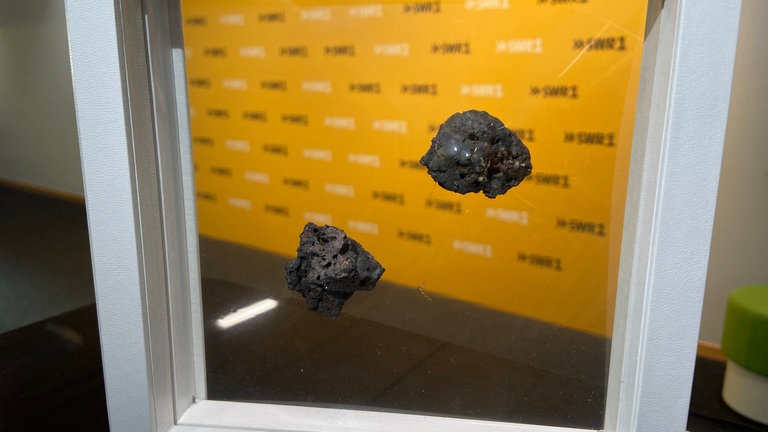 Zwei kleine Trümmerteile des World Trade Centers