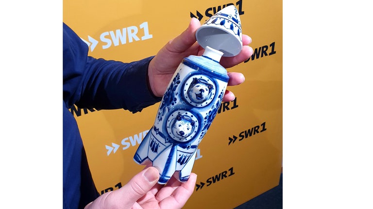 Sammlerstücke Schnapsflasche mit zwei russischen Weltraumhunden: Belka und Strelka