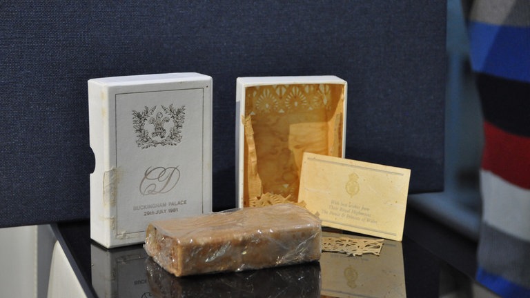 Ein Stück Hochzeitskuchen der Hochzeit von Prinzessin Diana und Prinz Charles