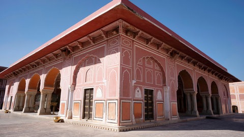Eine Gebäude in Jaipur in traditioneller rosa Farbe