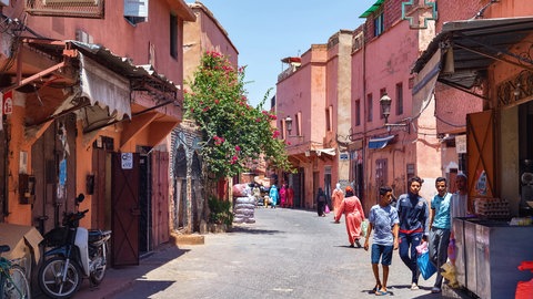 Historisches Stadtviertel mit roten Lehmhäusern in Marrakesch