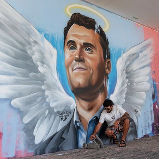 Graffiti von Chalie Kirk mit Flügeln und Heiligenschein.