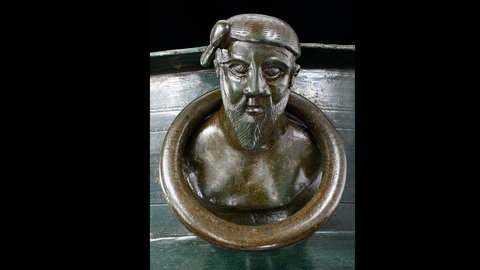 AttacheBüste eines von drei Sueben mit typischer Haartracht (Suebenknoten) auf dem Kessel von Kariv (Ukraine)