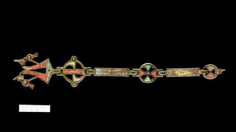 Dokumentationsfoto der emaillierten Trinkhornkette aus dem Fürstengrab während der Restaurierungsarbeiten