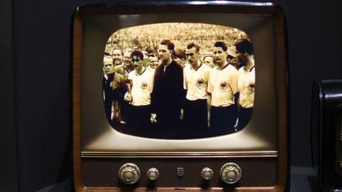 Ein alter Fernseher zeigt das Endspiels von Bern in der Ausstellung zur Weltmeisterschaft von 1954 im Deutschen Fußballmuseum