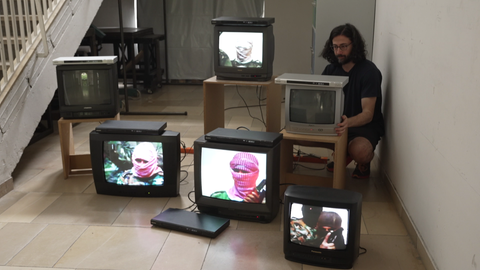 Videokünstler Anas Kahal baut seine Installation „Masked Faces“ auf