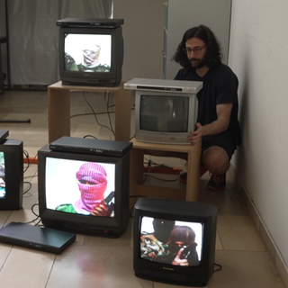Videokünstler Anas Kahal baut seine Installation „Masked Faces“ auf