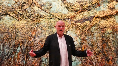 Anselm Kiefer vor einem seiner neusten Werke