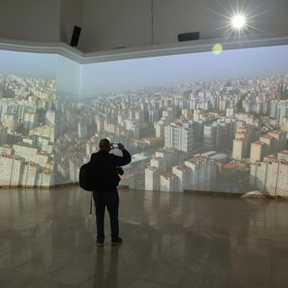 Ein Mann fotografiert im deutschen Pavillon auf der Internationalen Architektur-Biennale Venedig.
