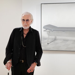 Der Künstler Ben Willikens vor seinem Bild „Anstaltsliege Nr. 1“