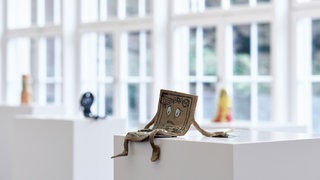Cassidy Toner: Leaning on me #1 -- #16, Keramik, glasiert  Airbrush und handbemalt, 2025.