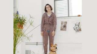 Cassidy Toner (*1992) wurde mit dem Manor Kunstpreis 2025 ausgezeichnet und zeigt in der Ausstellung „Besides the Point“ neue Werke. 