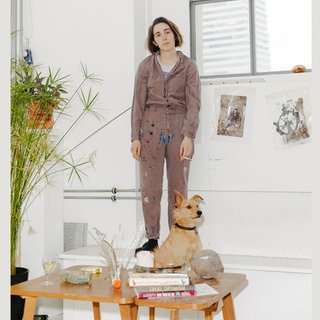 Cassidy Toner (*1992) wurde mit dem Manor Kunstpreis 2025 ausgezeichnet und zeigt in der Ausstellung „Besides the Point“ neue Werke. 