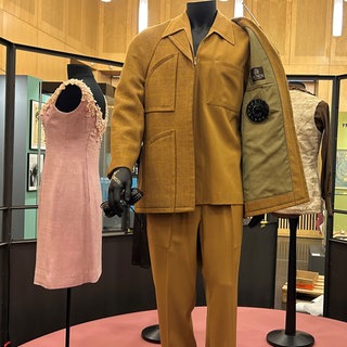 Mit Wählscheibentelefon und Antenne - visionärer Herrenanzug entworfen 1954 von dem Maßschneider Fritz Münch