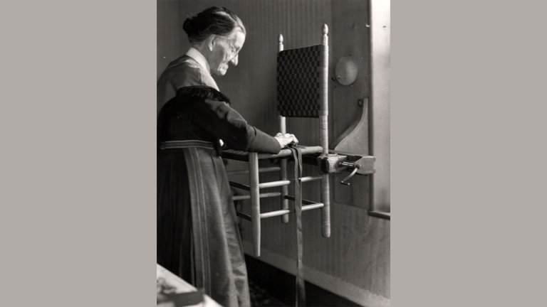 Schwester Sarah Collins beim Weben einer Sitzfläche für einen Stuhl, Mount Lebanon, New York, ca. 1935-36