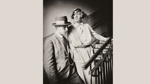 Elfriede Lohse-Wächtler mit ihrem Bruder Hubert im Treppenhaus des Dresdner Elternhauses, 1931